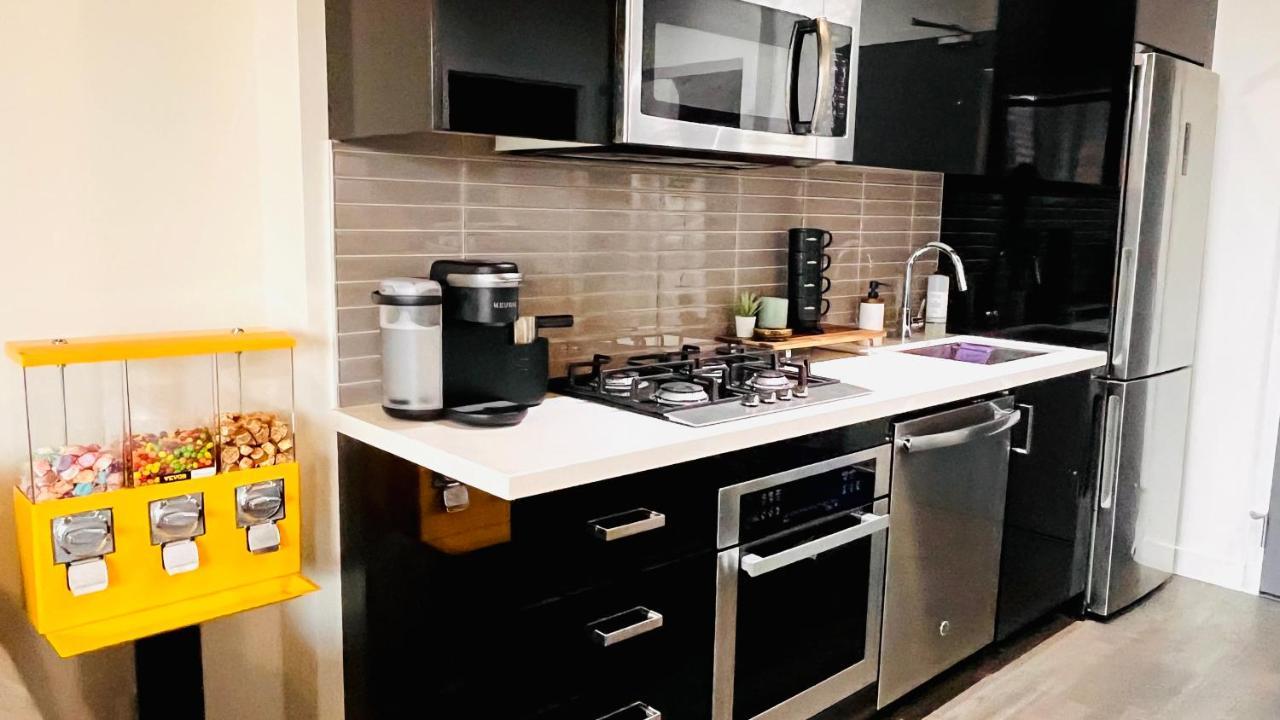 Luxury Downtown Sunset Getaway - Your Home Away From Home - Fully Stocked Kitchen, Gym, Balcony, Free Parking YYC المظهر الخارجي الصورة