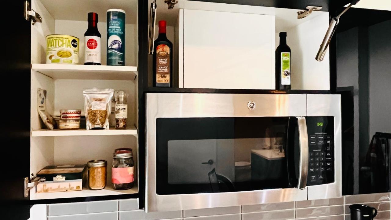 Luxury Downtown Sunset Getaway - Your Home Away From Home - Fully Stocked Kitchen, Gym, Balcony, Free Parking YYC المظهر الخارجي الصورة
