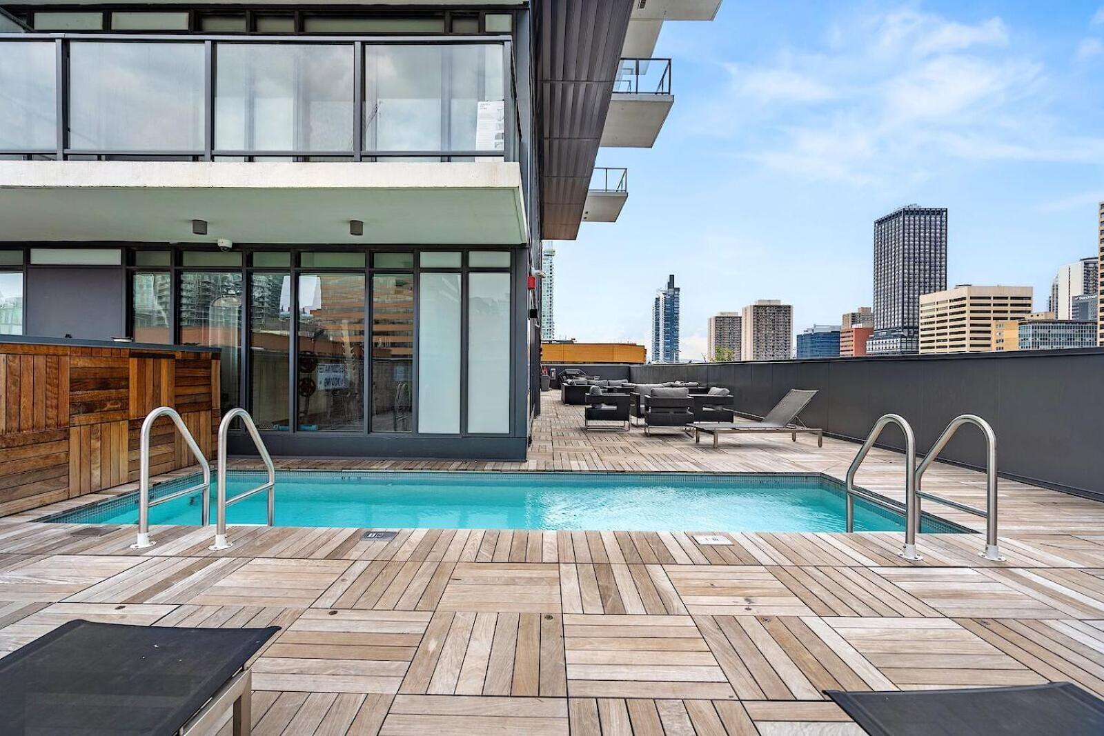 Luxury Downtown Sunset Getaway - Your Home Away From Home - Fully Stocked Kitchen, Gym, Balcony, Free Parking YYC المظهر الخارجي الصورة